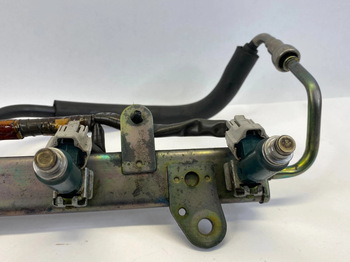 2002-2006 NISSAN ALTIMA 2.5L L4 FUEL RAIL TUBE W 4 FUEL INJECTORS & HARNESS OEM