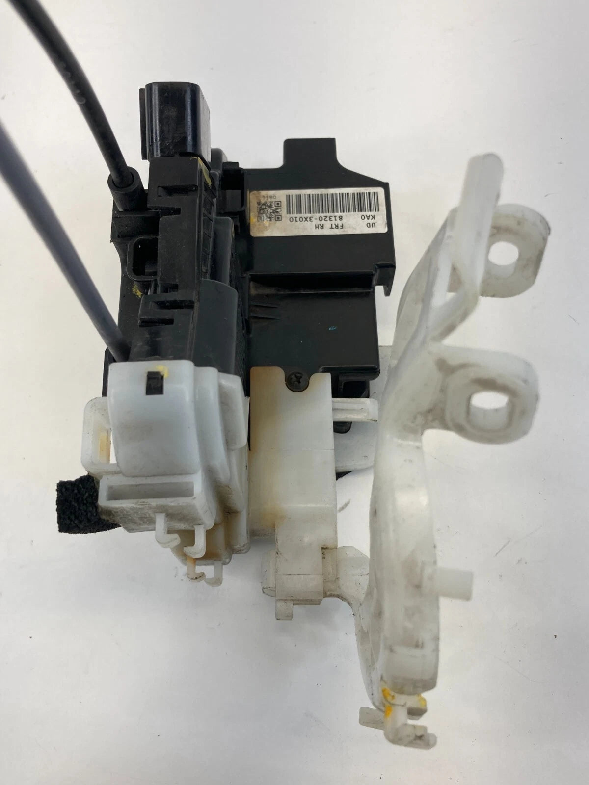 11-16 HYUNDAI ELANTRA FRONT RIGHT PASSENGER SIDE DOOR LOCK LATCH 813203X010 OEM