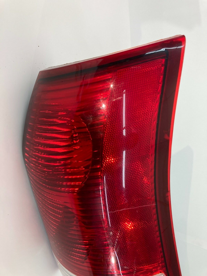 2002-2007 Saturn Vue Rear Right Passenger Tail Light Taillight Taillamp 15851056