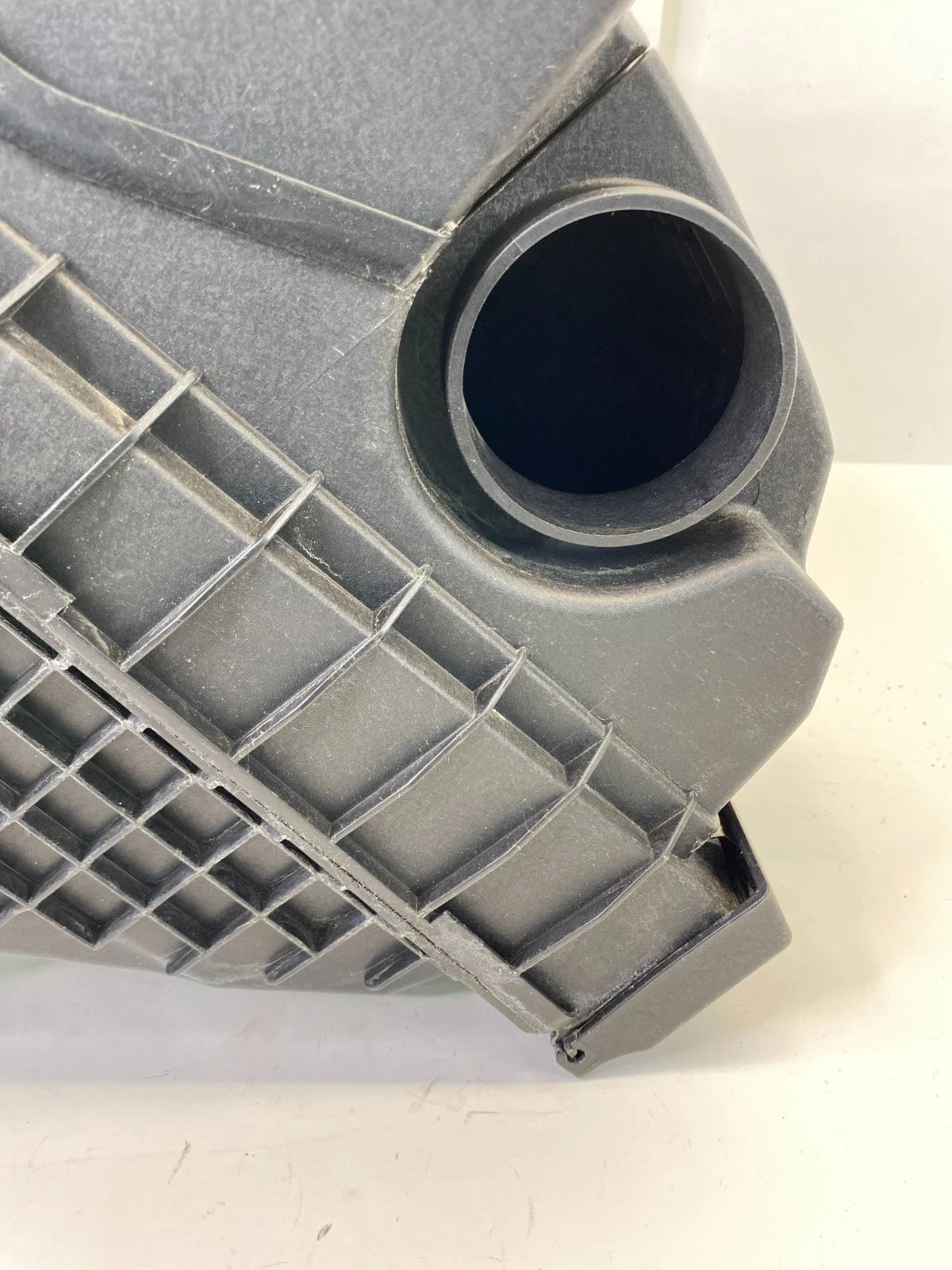 16-18 Kia Sorento 2.4L L4 AIR INTAKE CLEANER FILTER HOUSING BOX 28100-C6100 OEM