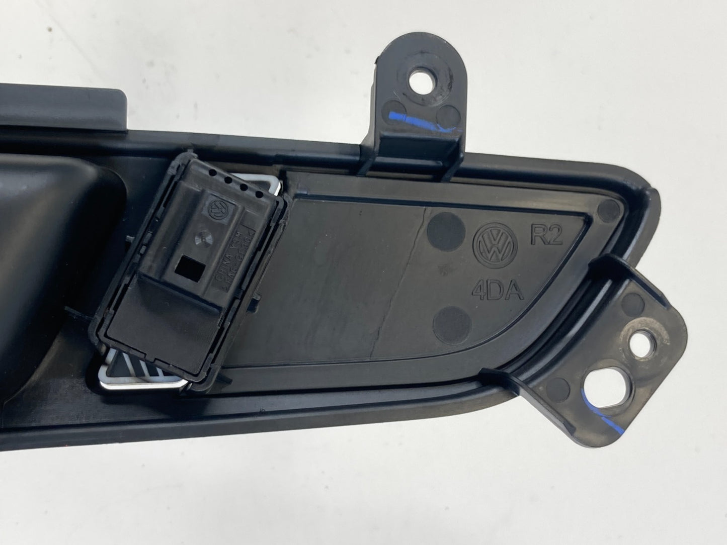 2012-2015 Volkswagen Passat Front Right Side Interior Door Handle w/ Tweeter OEM