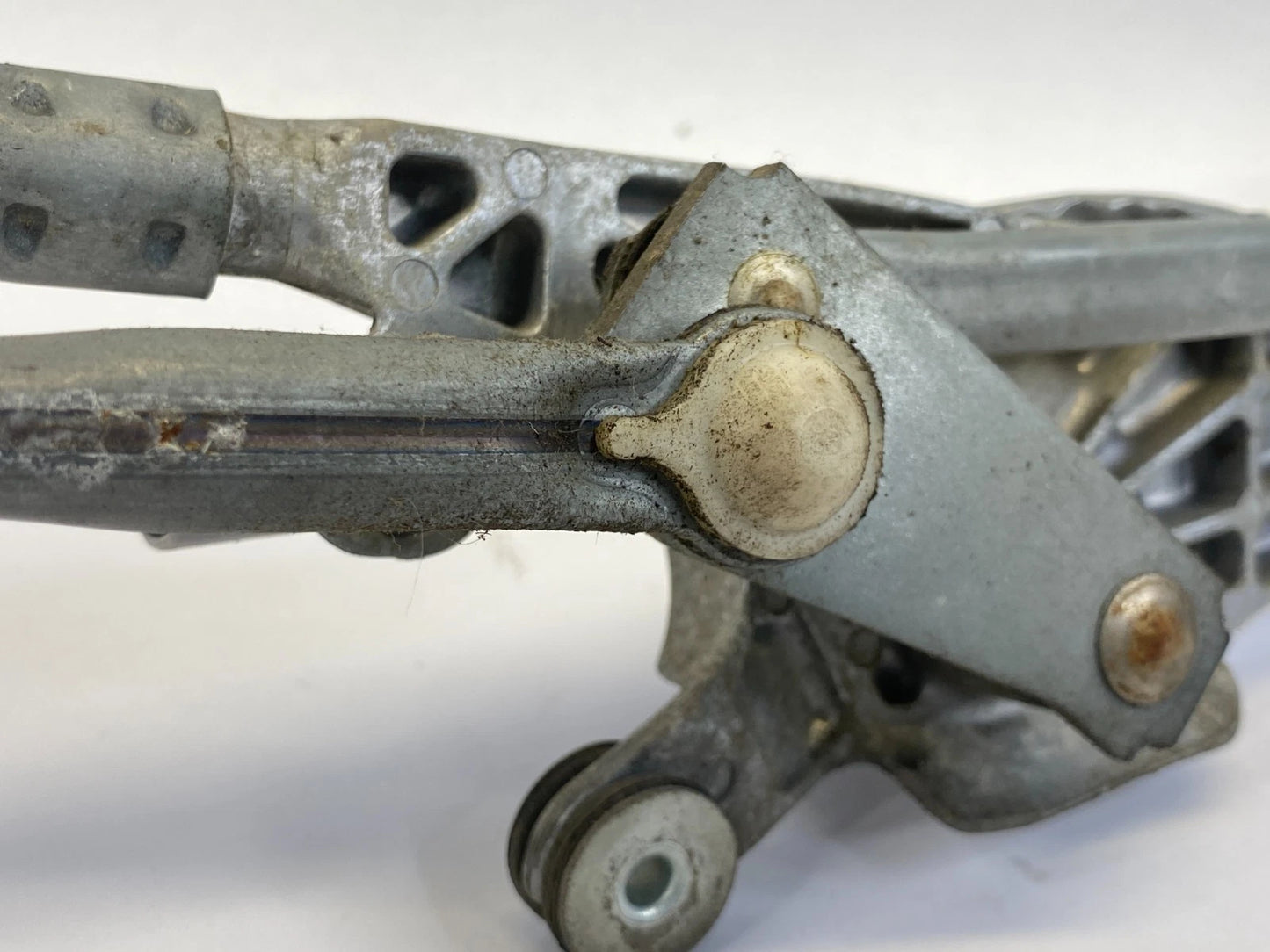 2004-2009 TOYOTA PRIUS FRONT WINDSHIELD WIPER ARM LINKAGE WITH MOTOR 85110-47060