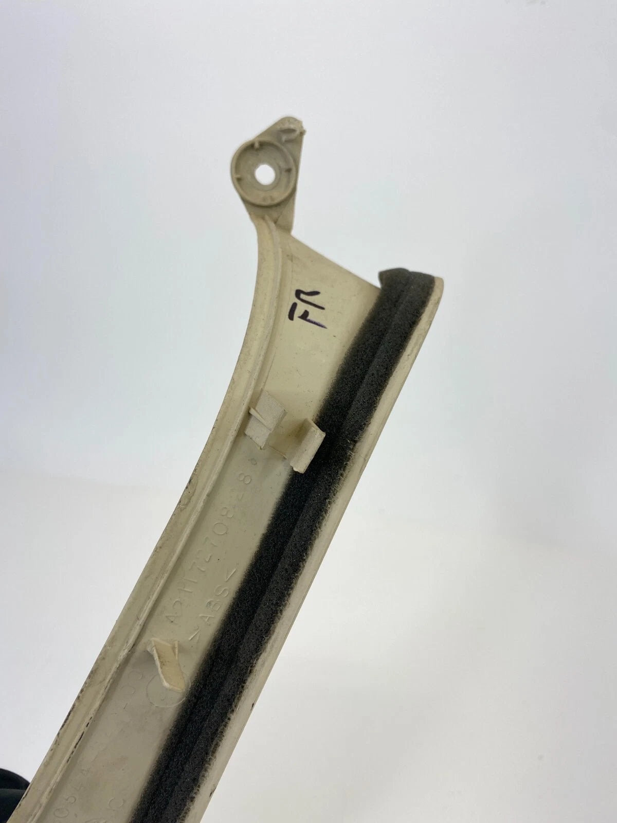 2003-2006 MERCEDES-BENZ E500 FRONT RIGHT DOOR PULL GRAB HANDLE TRIM A2117270828