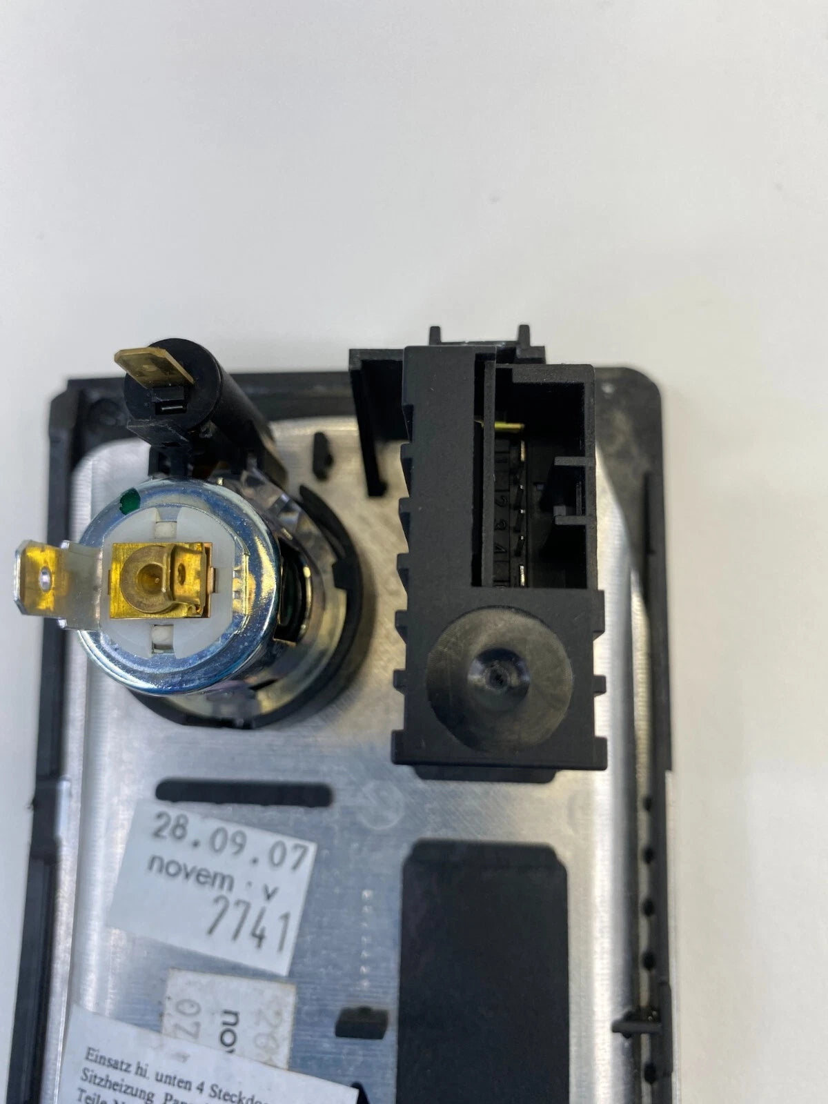 08-09 BMW 550I SEDAN REAR CONSOLE SEAT HEATER SWITCH & POWER OUTLET 695114405