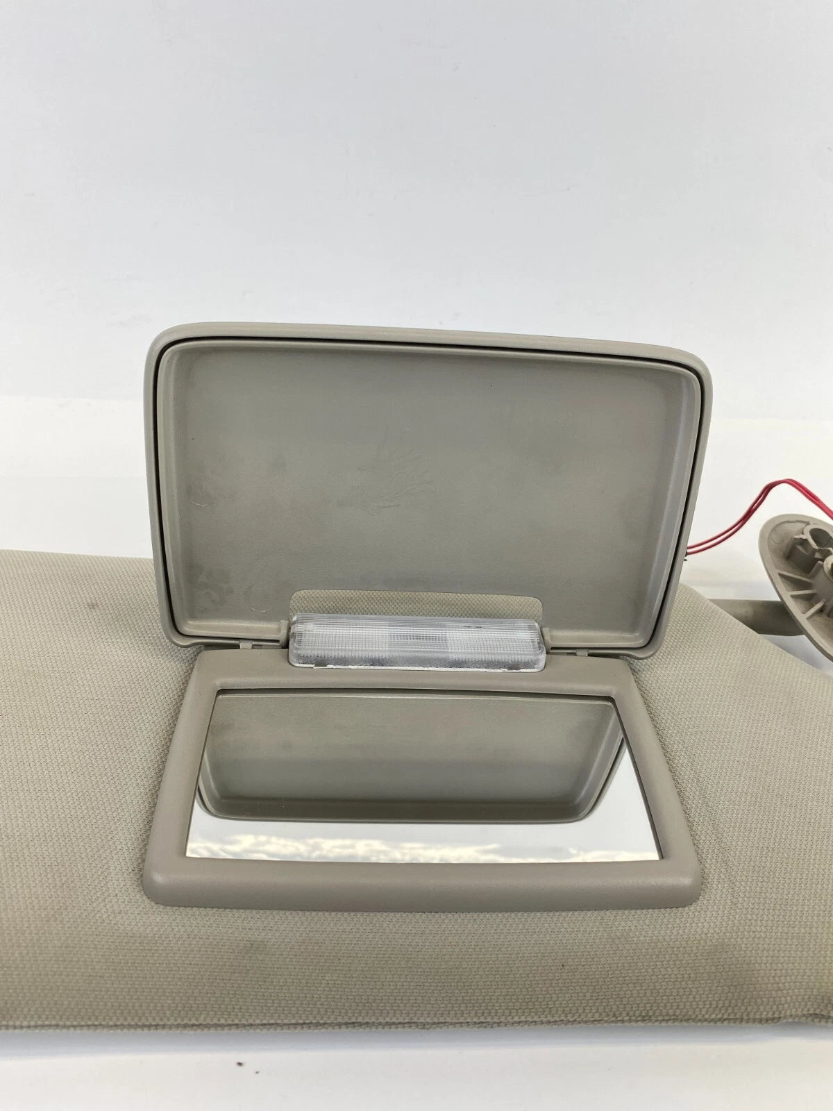 05-10 JEEP GRAND CHEROKEE RIGHT PASSENGER SIDE SUNVISOR SUN VISOR W/ LIGHT OEM