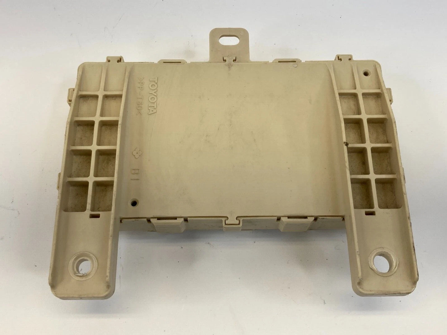 2004-2006 LEXUS RX330 3.3L V6 UNDER DASH FUSE BOX RELAY UNIT OEM