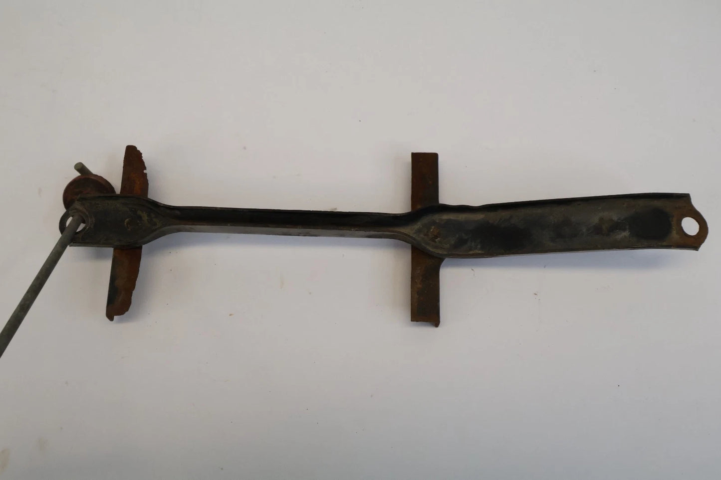 2000-2006 TOYOTA TUNDRA BATTERY BRACKET SUPPORT RETAINER HOLD DOWN CLAMP OEM