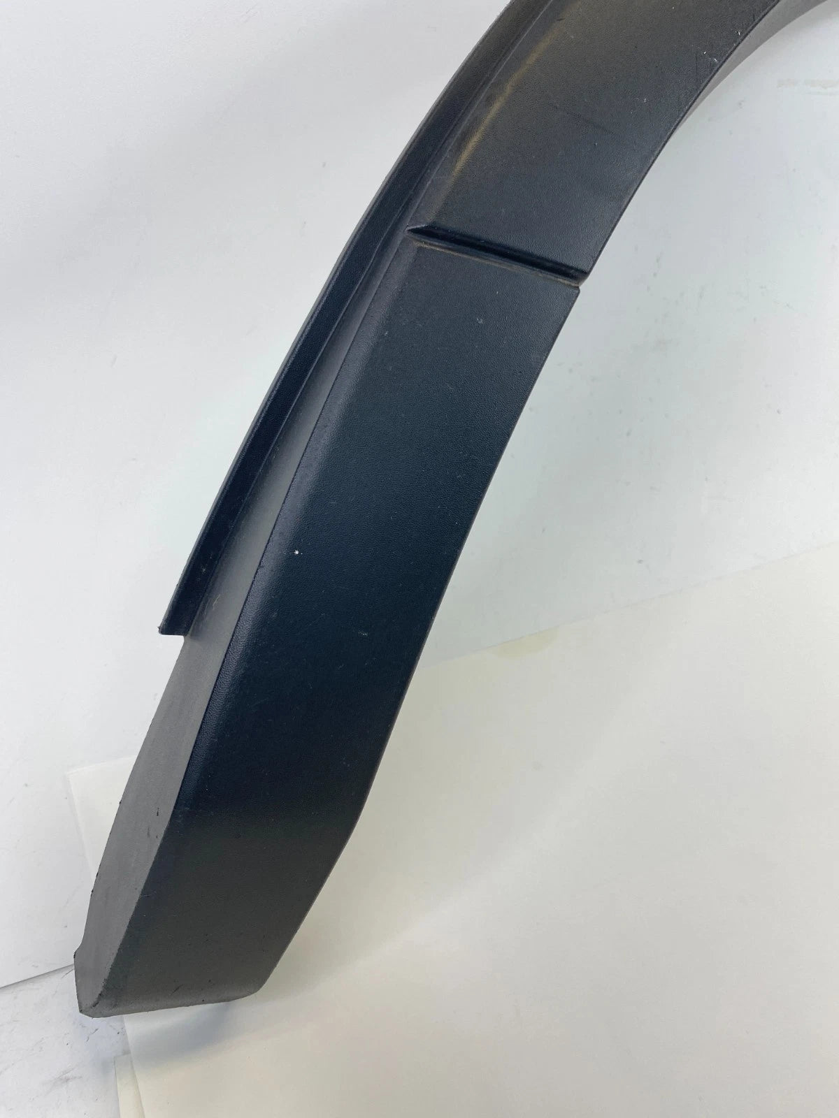 2013-2019 FORD INTERCEPTOR UTILITY REAR LEFT SIDE QUARTER WHEEL OPENING MOLDING