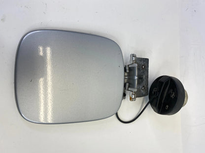 02 03 04 05 06 07 SATURN VUE 3.5L FUEL FILLER DOOR GAS LID W/ COVER CAP OEM