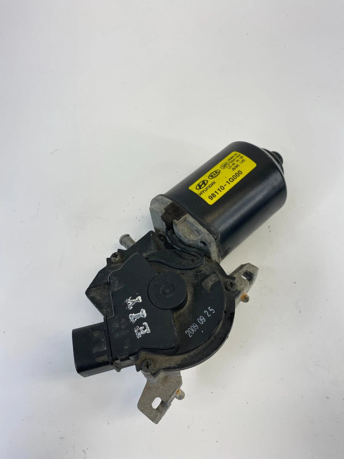 2006-2011 HYUNDAI ACCENT FRONT WINDSHIELD WIPER MOTOR ASSEMBLY 98110-1G000