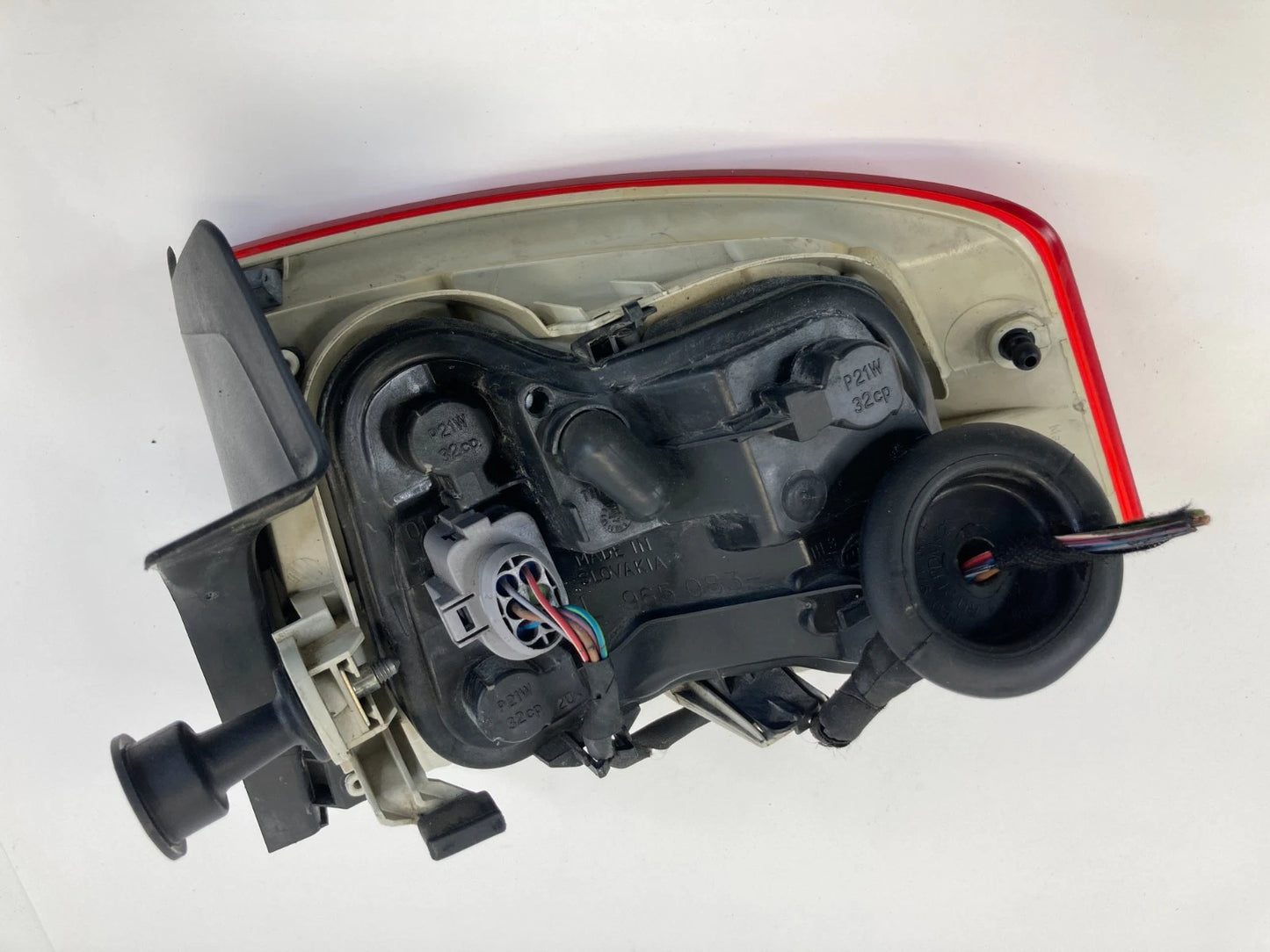 2005-2008 AUDI A4 QUATTRO OUTER REAR LEFT DRIVER SIDE TAIL LIGHT 8E5945095 OEM