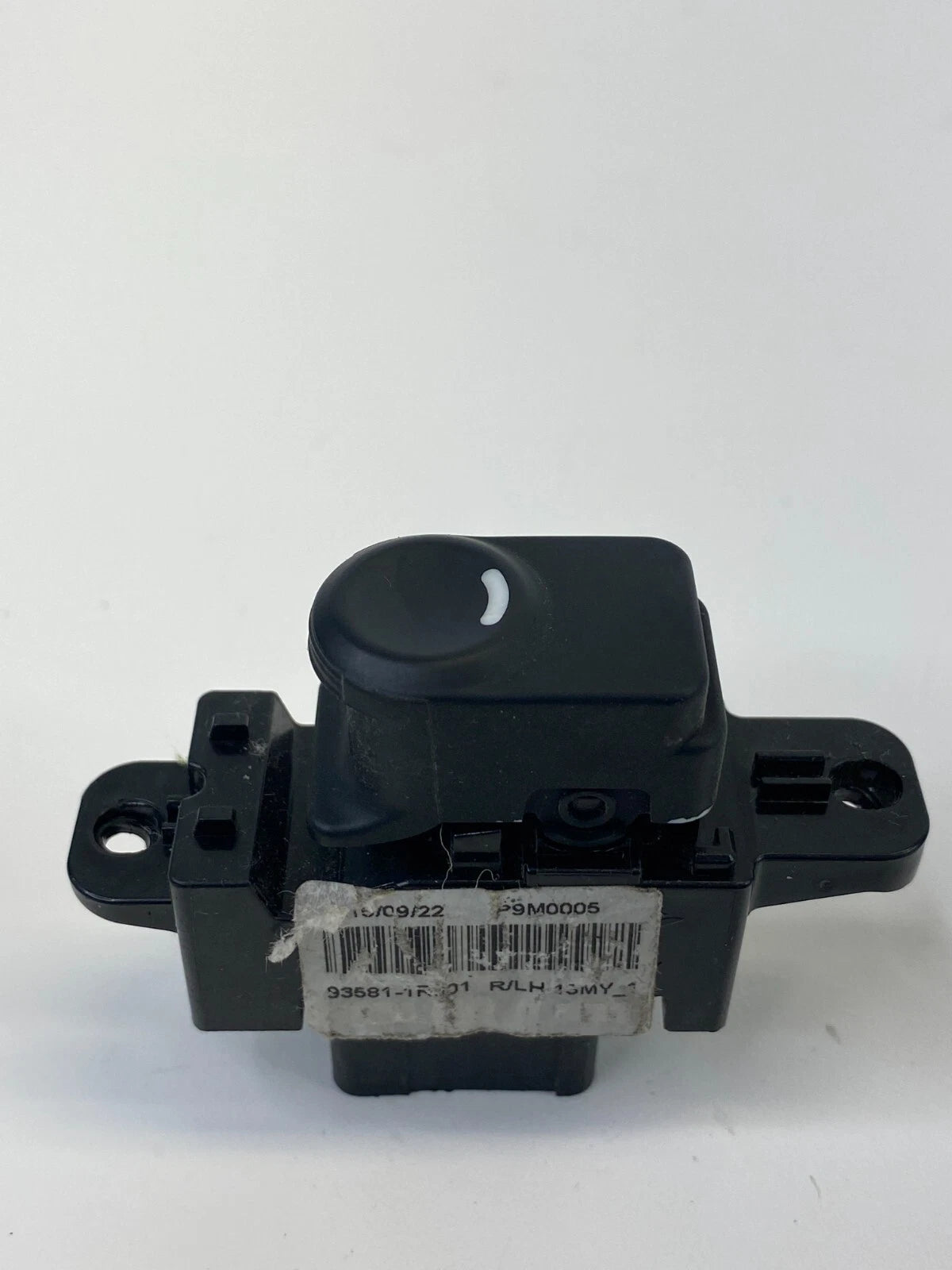 2013-2017 HYUNDAI ACCENT REAR SIDE DOOR POWER WINDOW CONTROL SWITCH 93581-1R001