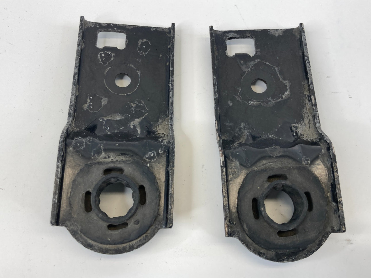 1998-2002 Lincoln Town Car Mount Radiator Upper Bracket Mount Pair Set