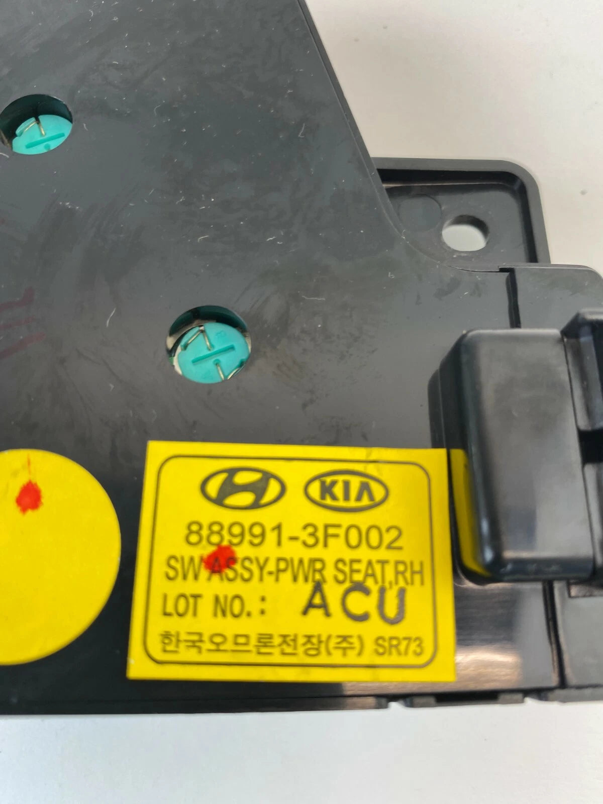 04-06 KIA AMANTI FRONT RIGHT PASSENGER SIDE SEAT CONTROL SWITCH 88991-3F002 OEM