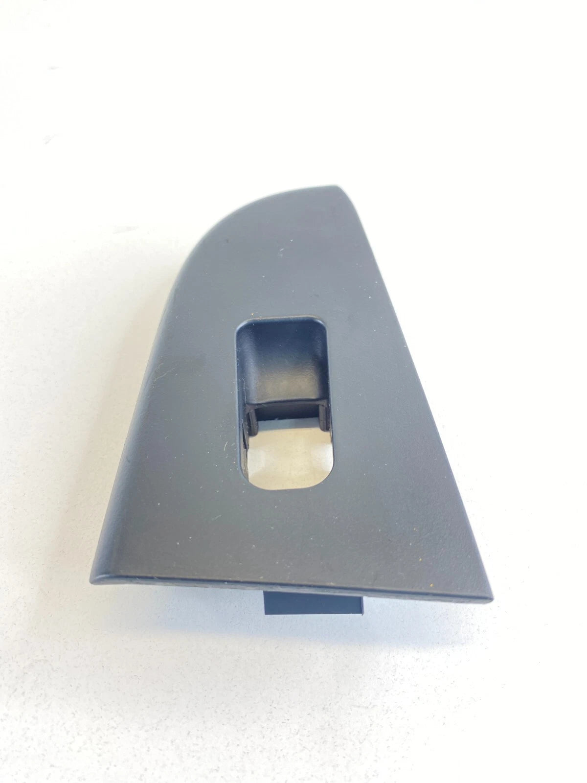 06-10 HYUNDAI ELANTRA SEDAN REAR RIGHT DOOR WINDOW SWITCH BEZEL TRIM 93580-2H100