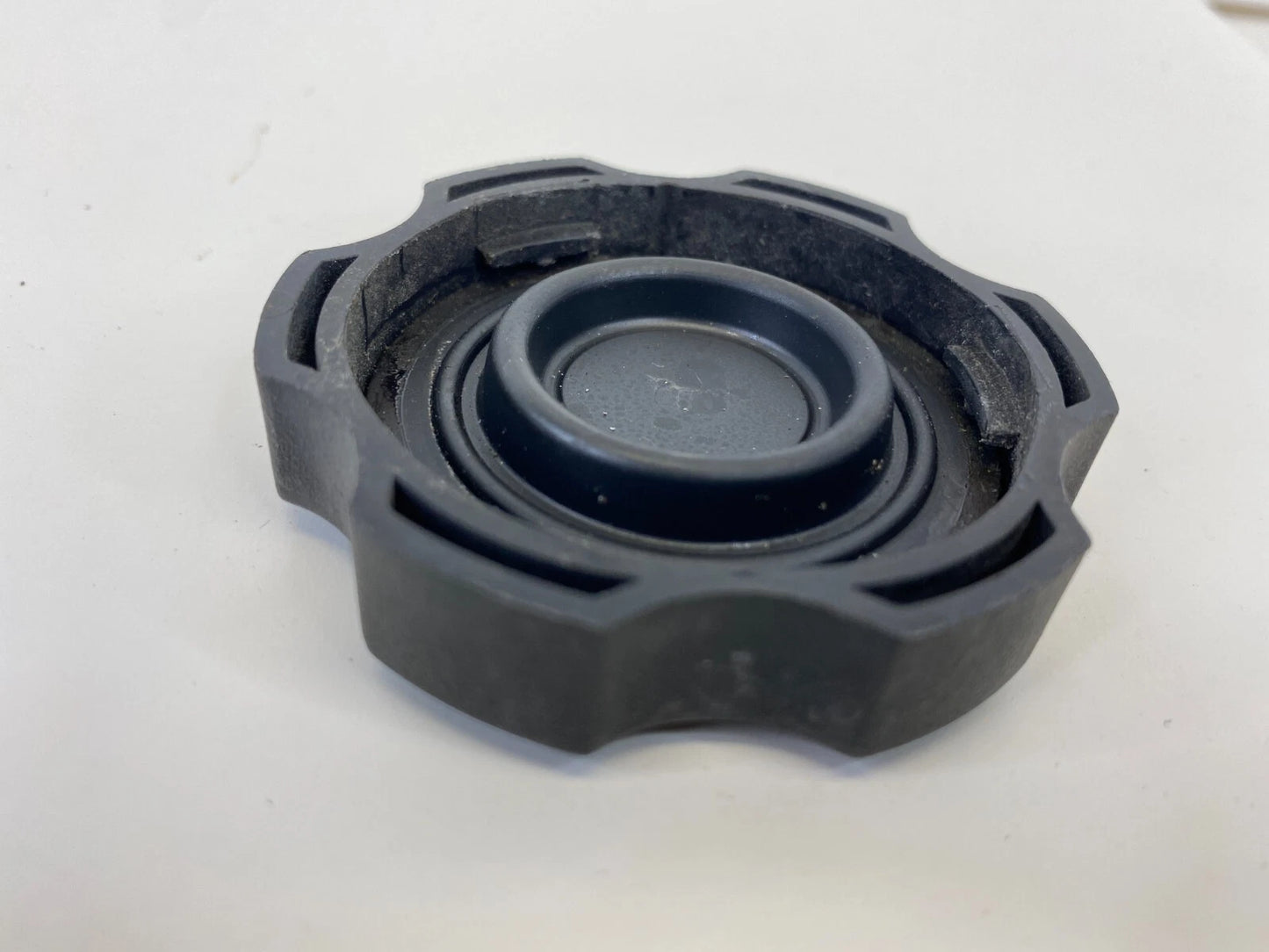 2013-2018 HYUNDAI SANTA FE SPORT BRAKE FLUID MASTER CYLINDER CAP RESERVOIR OEM