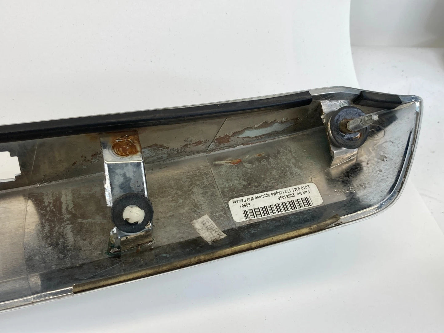 10-15 CHEVROLET EQUINOX W/O CAMERA TRUNK LIFTGATE APPLIQUE MOLDING 20881055 OEM