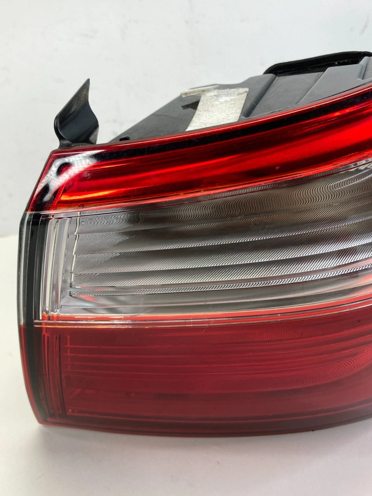 2012-2017 KIA RIO SEDAN REAR RIGHT PASSENGER OUTER TAILLIGHT LAMP 92402-1W0 OEM