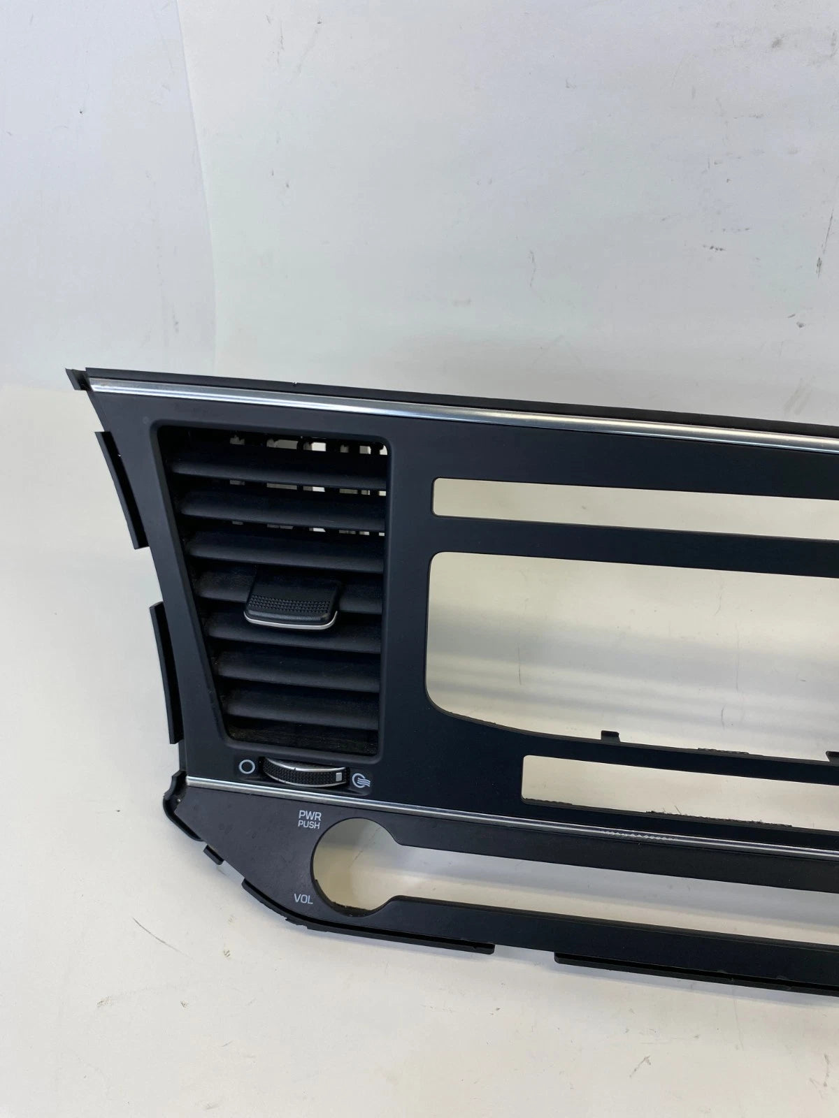 2017 2018 HYUNDAI ELANTRA CENTER DASH RADIO BEZEL TRIM W/ AIR VENT 84704-F3000