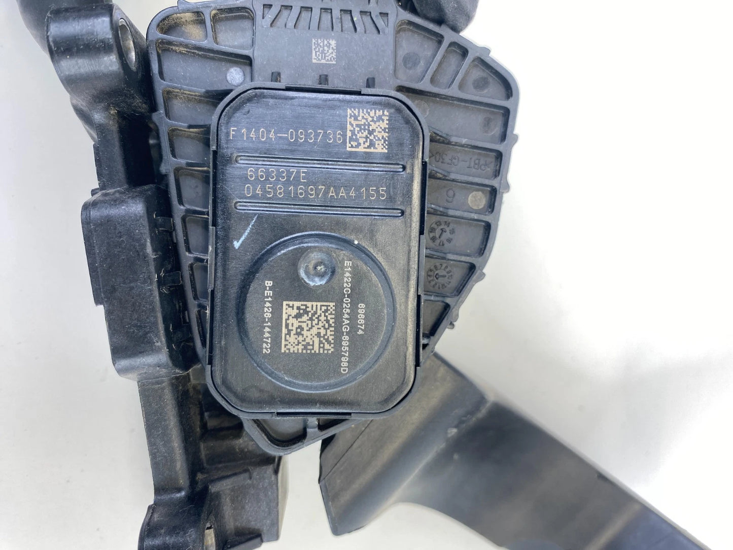 2015-2017 Chrysler 200 2.4L A/T Accelerator Gas Throttle Pedal 04581697AA OEM