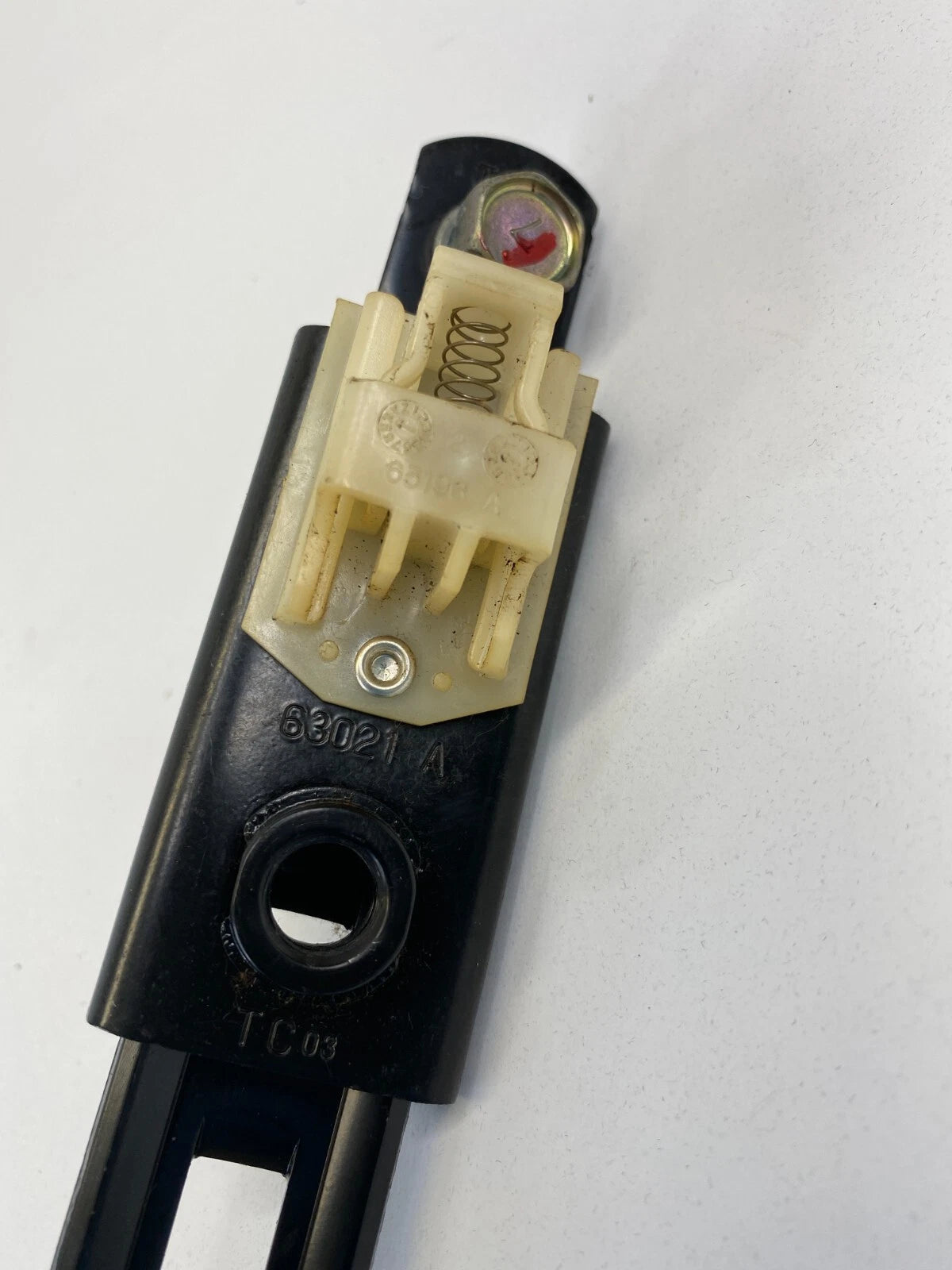 2007-2013 MITSUBISHI OUTLANDER FRONT LEFT DRIVER SIDE SEAT BELT HEIGHT ADJUSTER