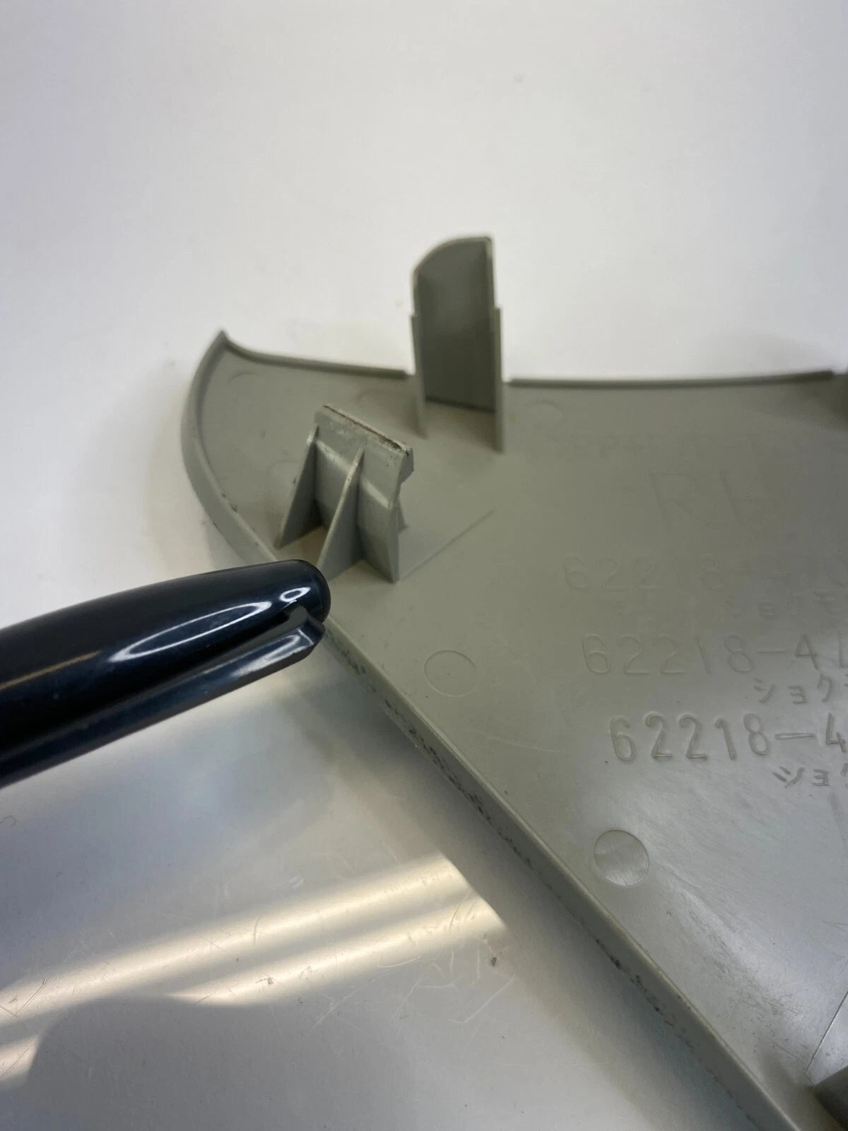 04-09 TOYOTA PRIUS FRONT RIGHT CORNER PILLAR END COVER TRIM END 62218-47020 OEM