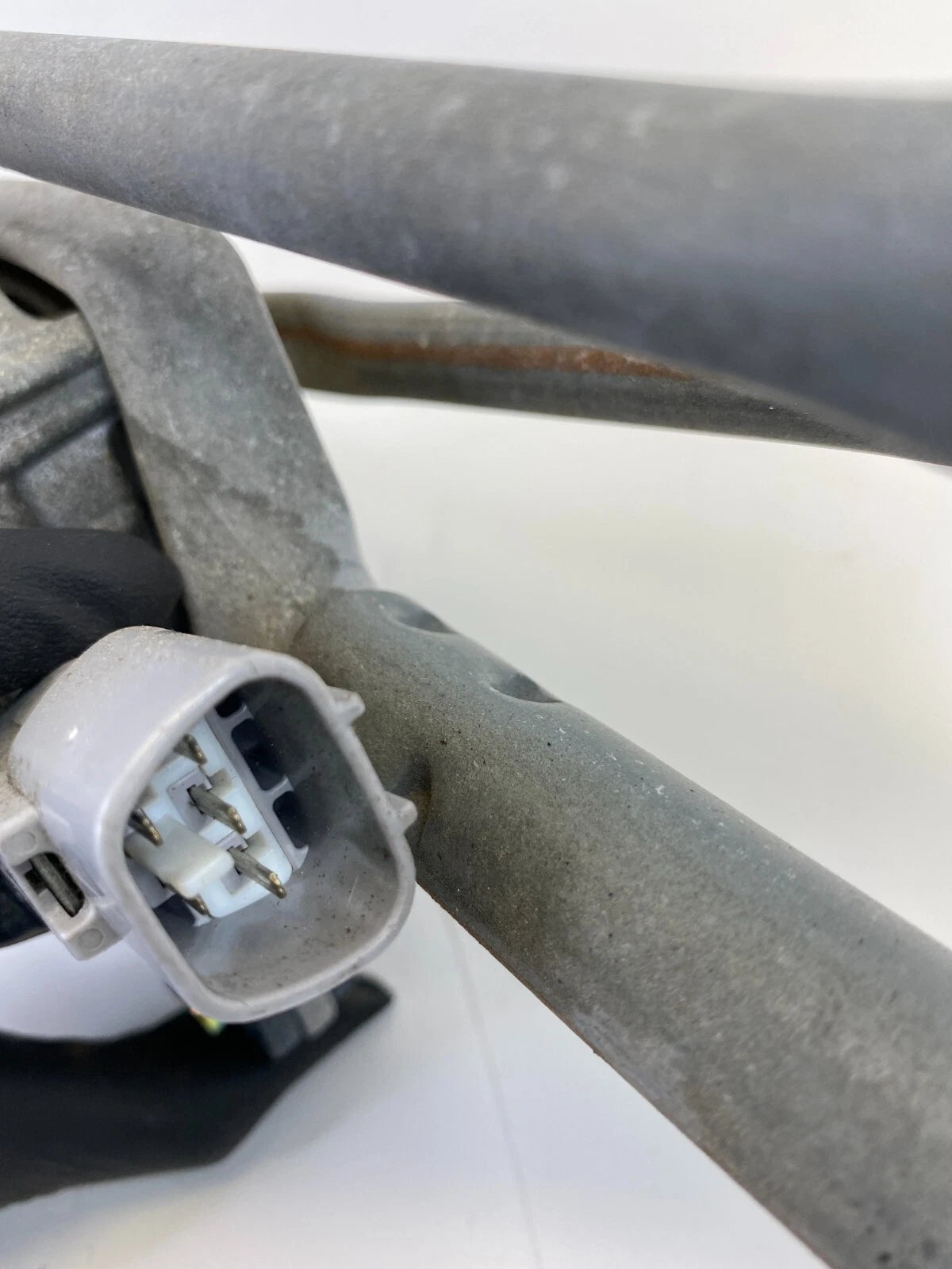 2005-2010 SCION TC FRONT WINDSHIELD WIPER MOTOR TRANSMISSION LINKAGE 8511021080