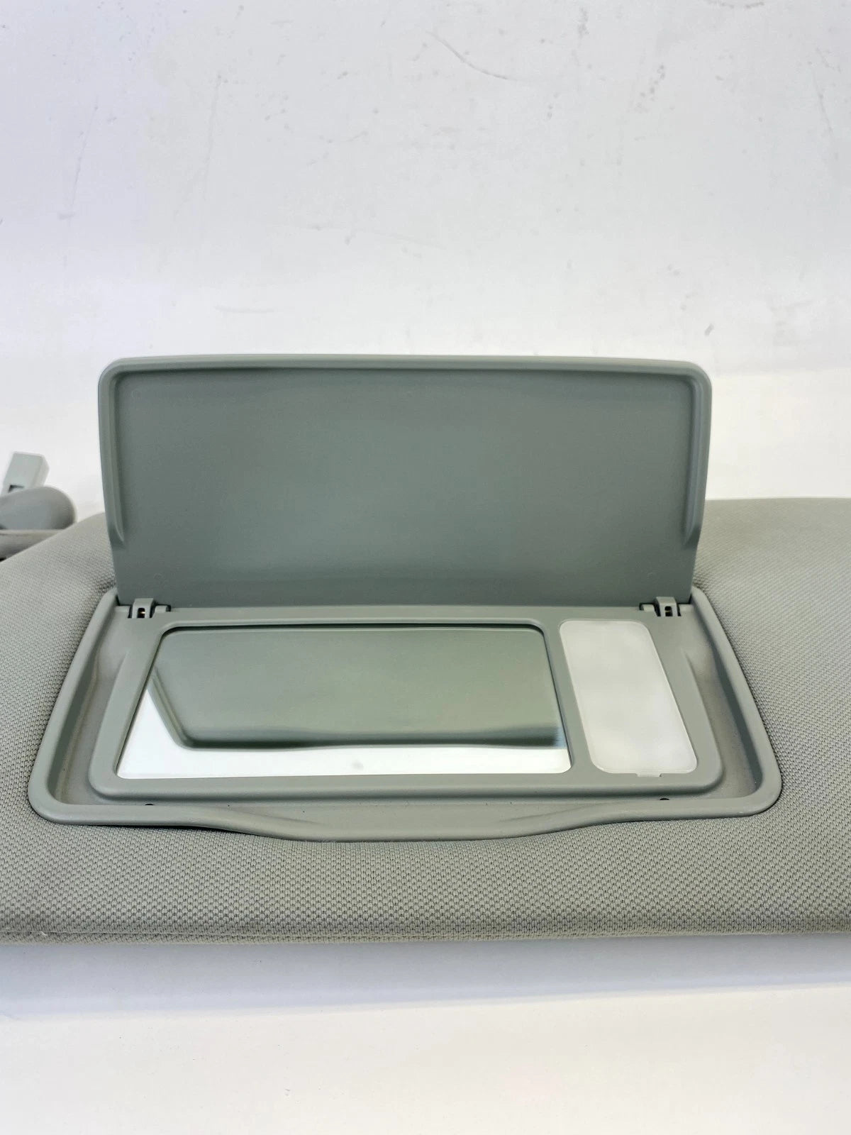 2005-2010 HONDA ODYSSEY LEFT DRIVER SIDE SUNVISOR SUN VISOR SHADE W/ LIGHT OEM