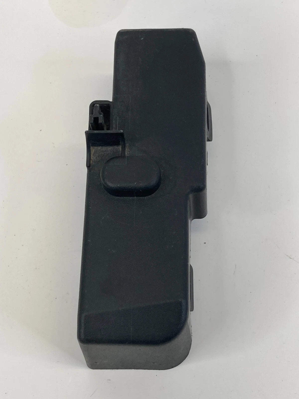 2013-2015 CHEVROLET MALIBU 2.5 ENGINE COMPARTMENT SIDE FUSE BLOCK TRIM COVER OEM