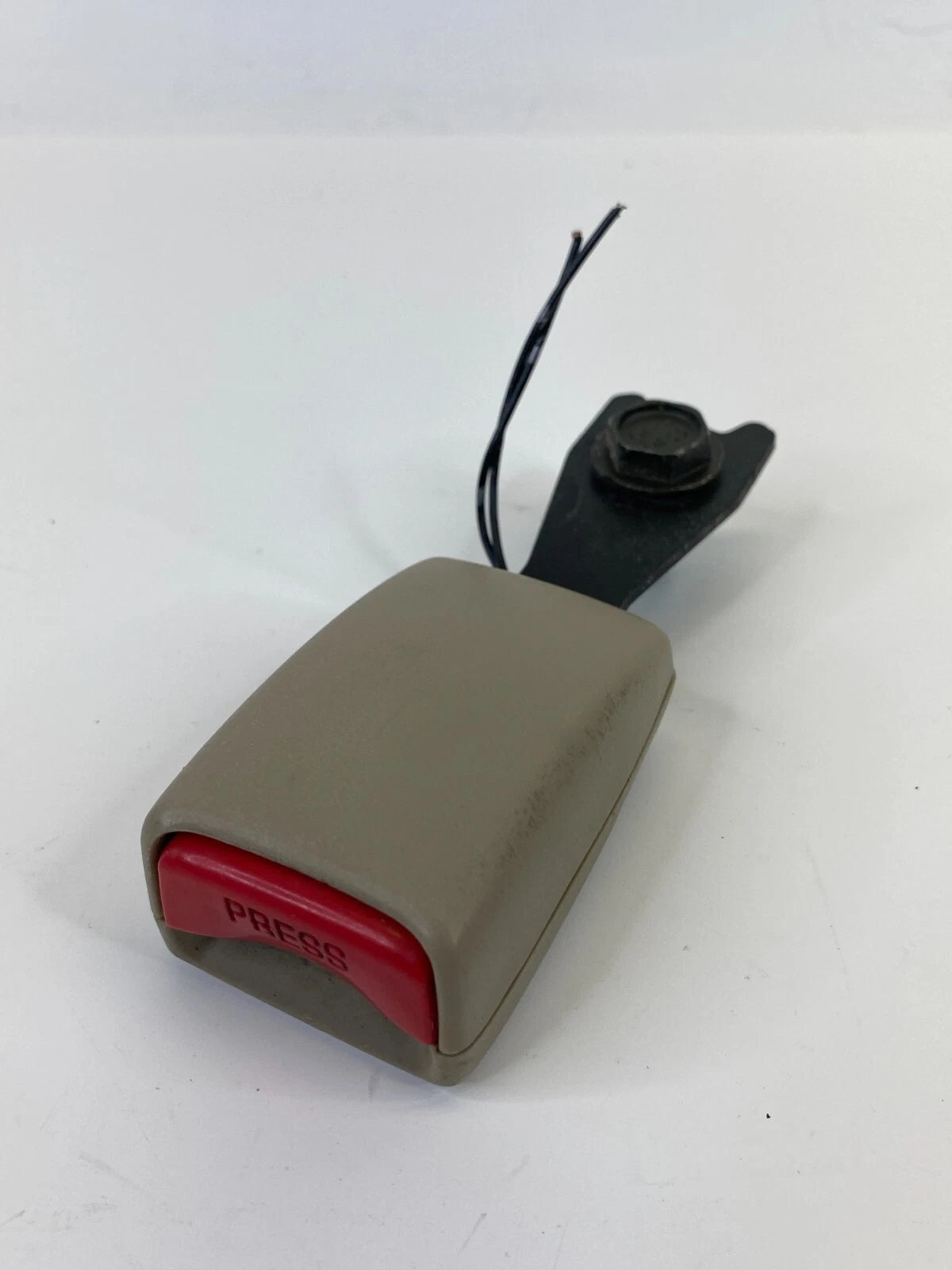 2000 2001 MAZDA MPV FRONT LEFT DRIVER SIDE SEAT BELT BUCKLE RECIVER ASSY OEM