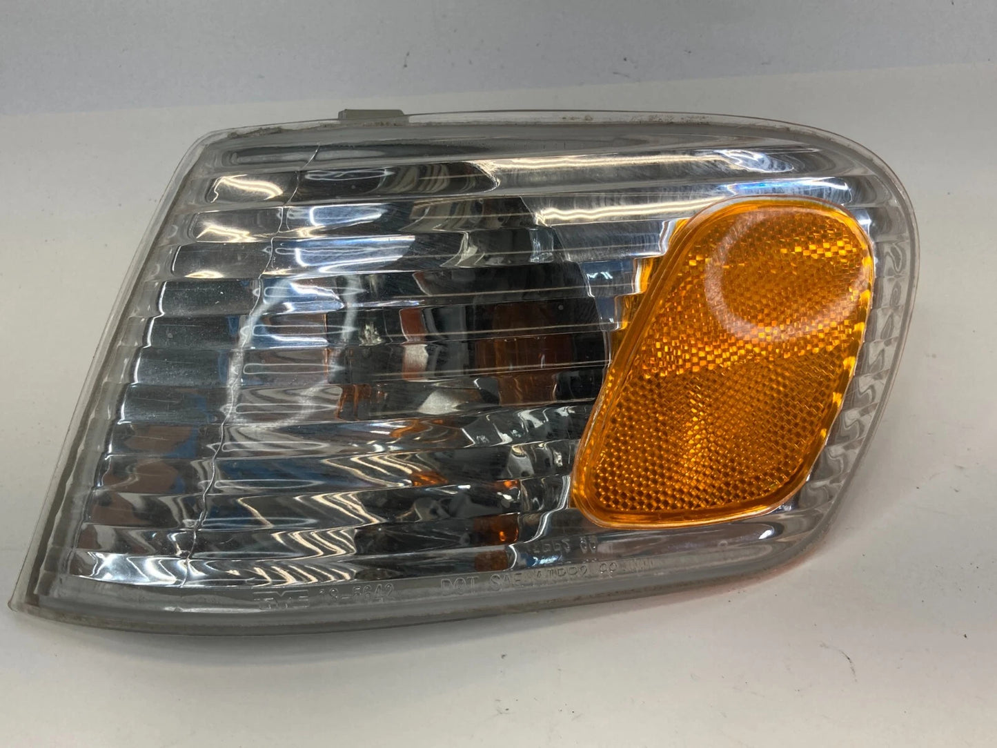 2001 2002 TOYOTA COROLLA FRONT LEFT DRIVER CORNER PARK TURN SIGNAL LIGHT LAMP
