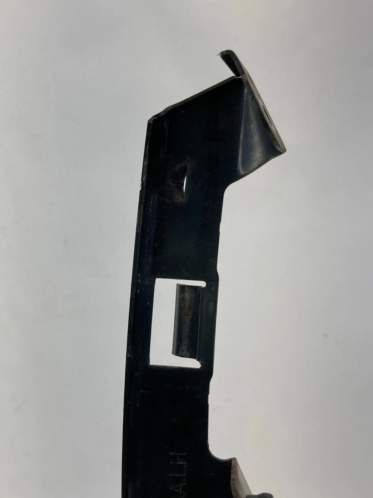 07-10 HYUNDAI ELANTRA FRONT LEFT BUMPER COVER UPPER RETAINER BRACKET MOUNTING