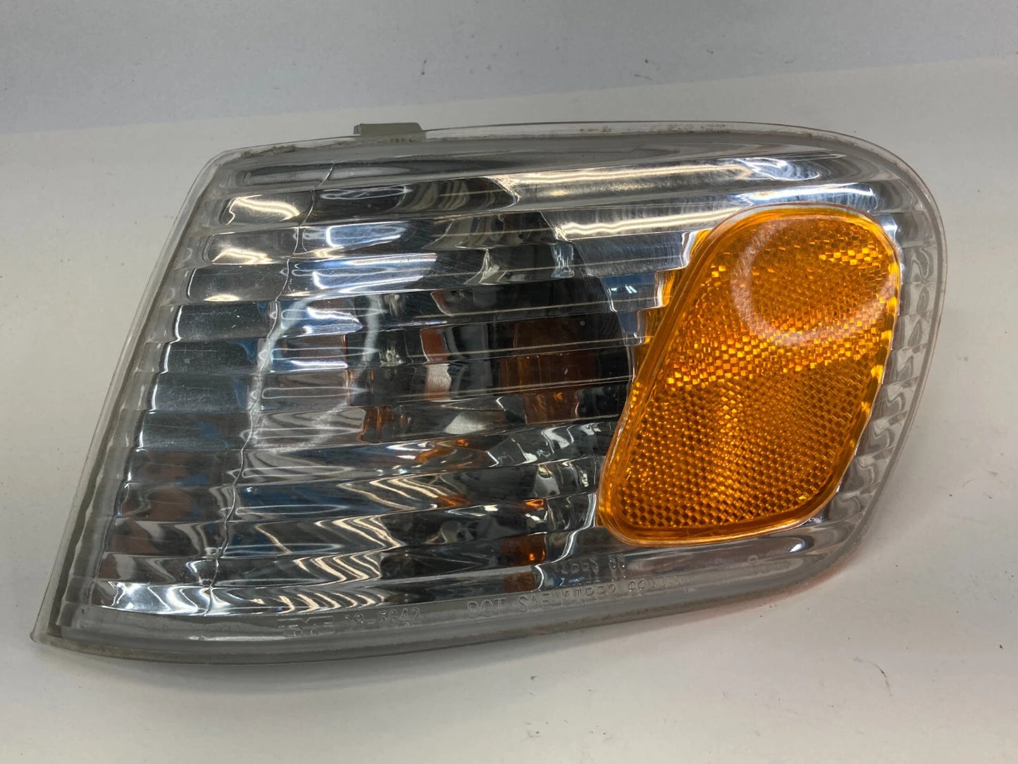 2001 2002 TOYOTA COROLLA FRONT LEFT DRIVER CORNER PARK TURN SIGNAL LIGHT LAMP