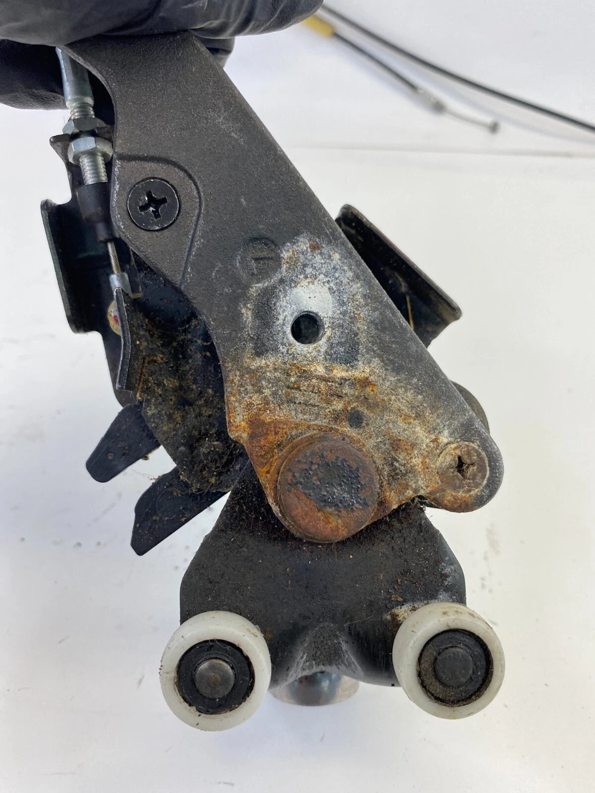 05 06 07 08 09 10 HONDA ODYSSEY REAR LEFT SIDE SLIDING DOOR LOWER ROLLER OEM