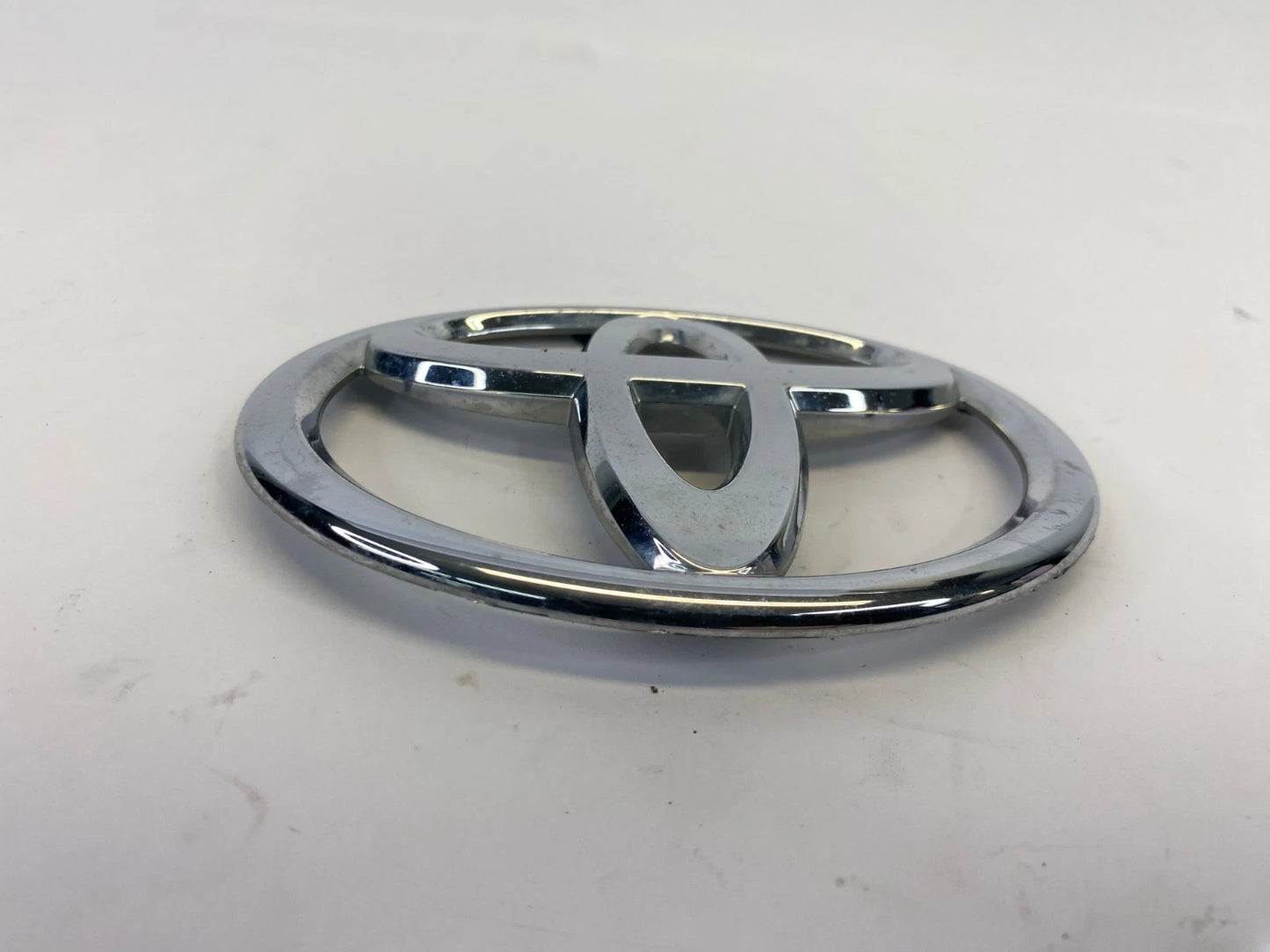 2011-2019 TOYOTA COROLLA FRONT BUMPER GRILLE EMBLEM BADGE SYMBOL OEM 90975-A2003