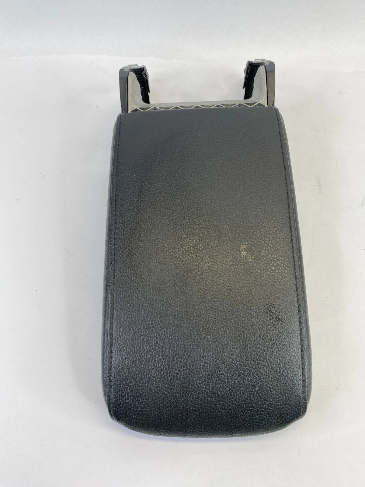 2013-2016 VOLKSWAGEN JETTA CENTER CONSOLE ARMREST ARM REST LID 5C6-864-207 OEM