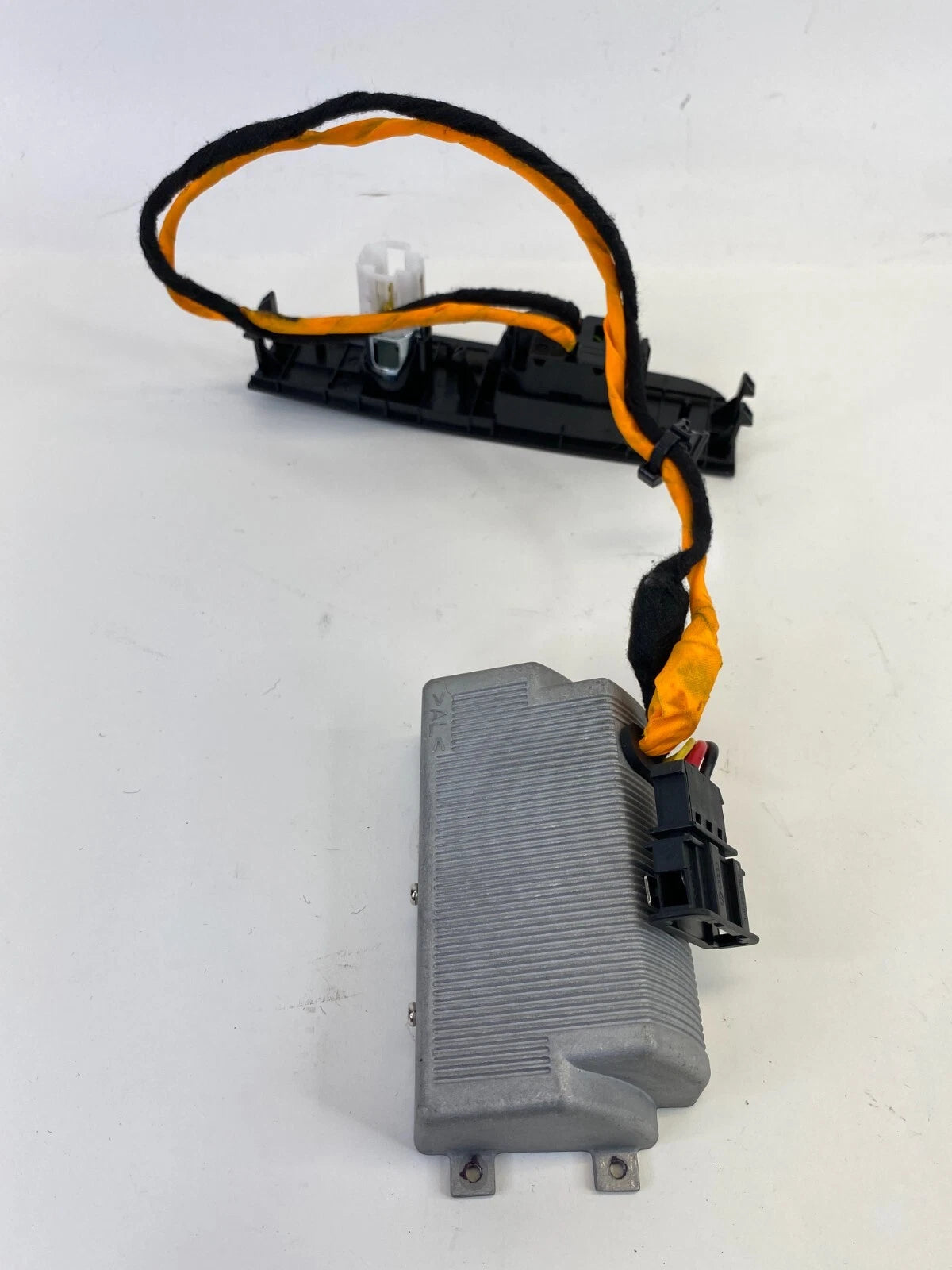 2011-2017 VW TOUAREG 115V AC POWER INVERTER MODULE WITH HARNESS PANEL OEM