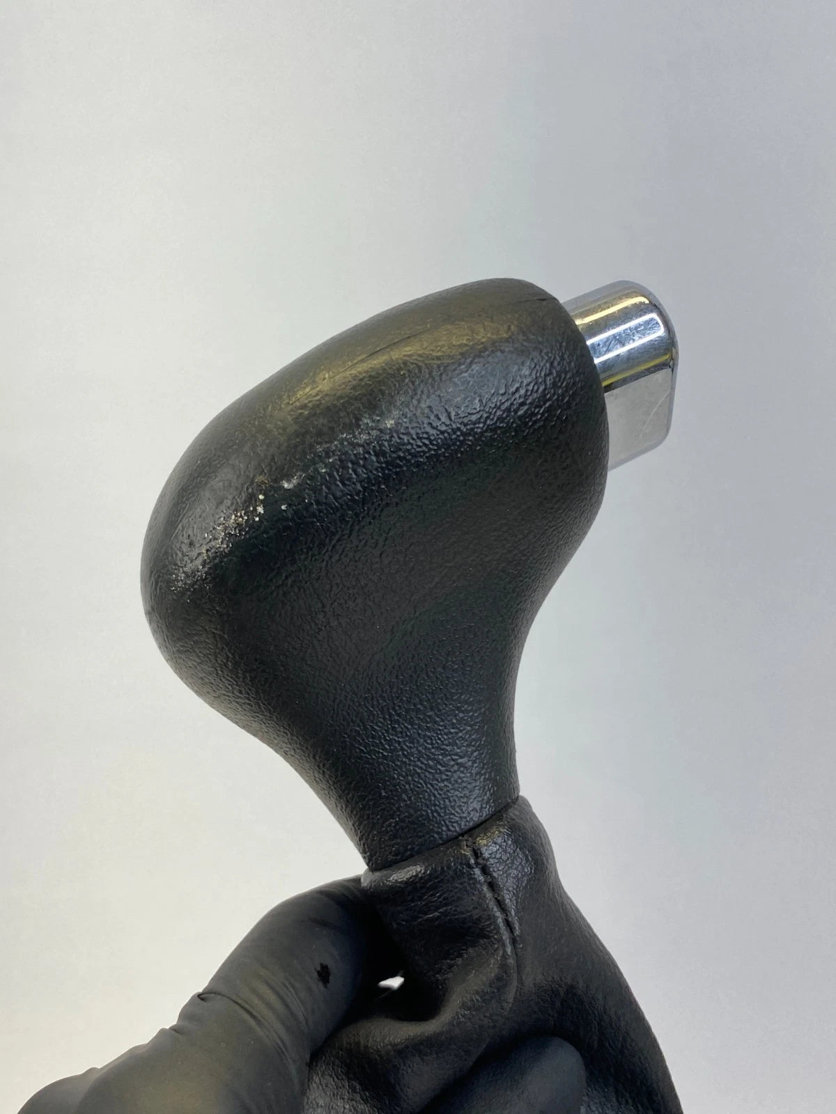 2002-2009 CHEVROLET TRAILBLAZER SHIFTER HANDLE KNOB AND BOOT OEM