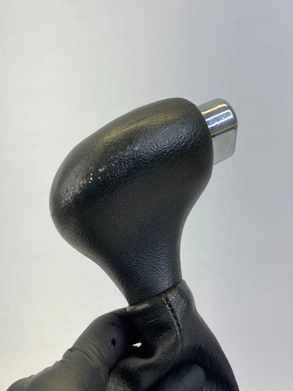 2002-2009 CHEVROLET TRAILBLAZER SHIFTER HANDLE KNOB AND BOOT OEM