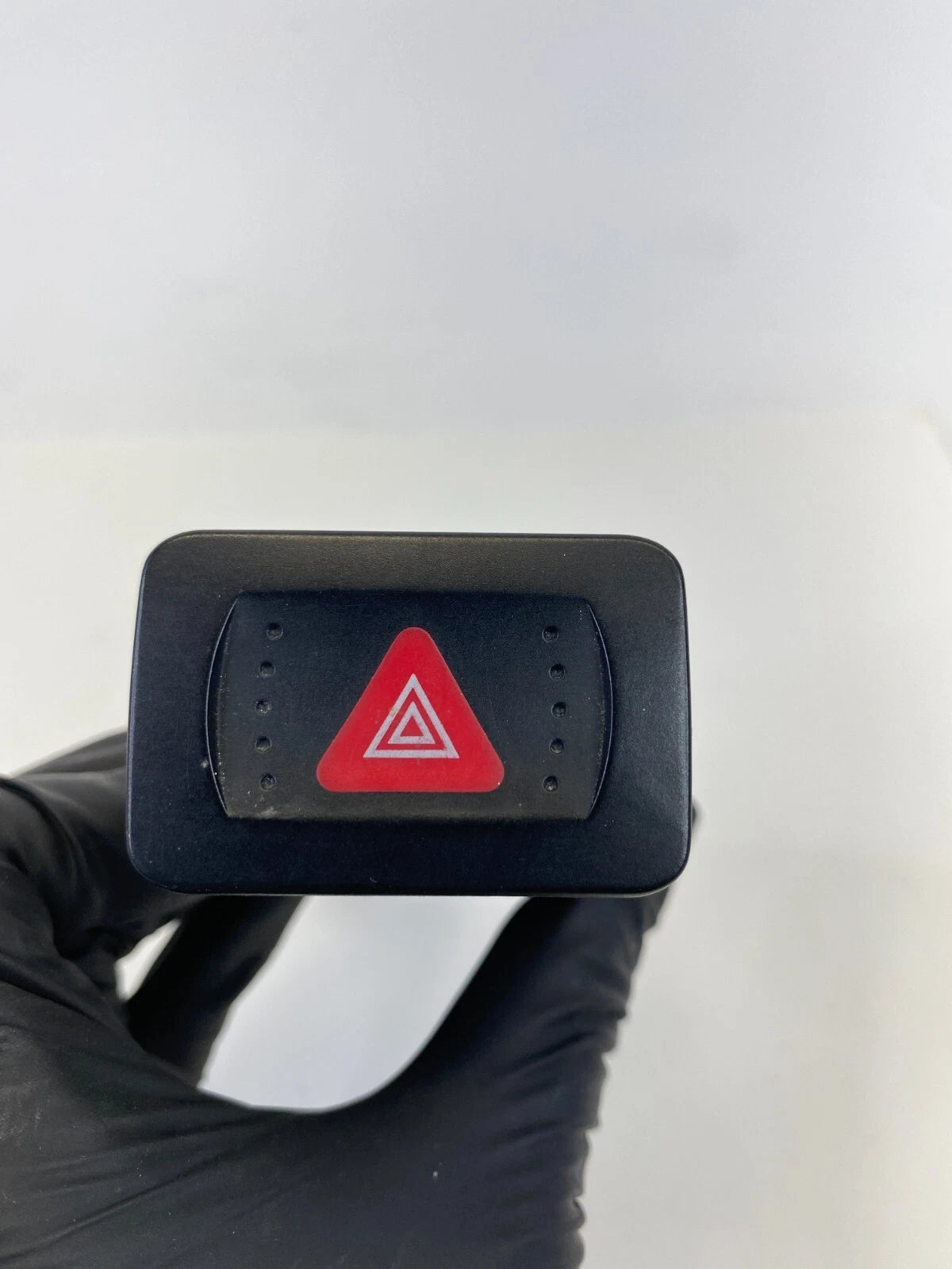 99-05 VOLKSWAGEN JETTA EMERGENCY HAZARD LIGHT CONTROL BUTTON SWITCH 1J0953235J