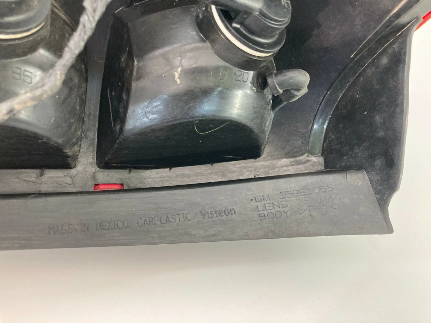 2002-2007 SATURN VUE REAR RIGHT PASSENGER TAIL LIGHT TAILLIGHT TAILLAMP 15851056