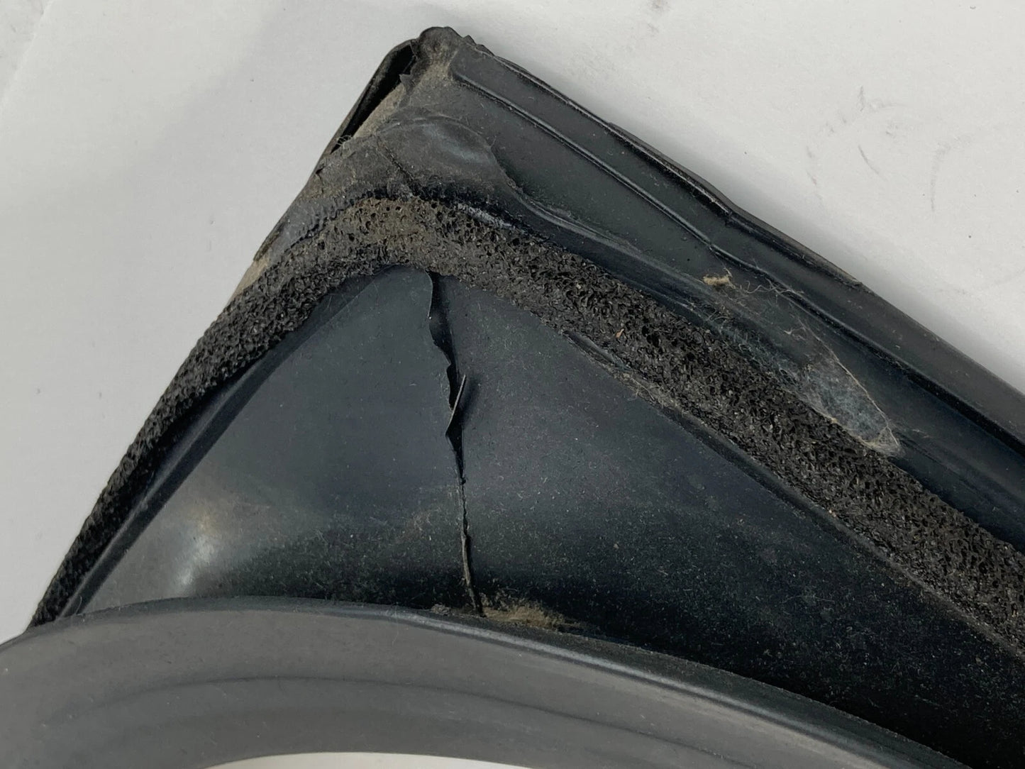 2004-2009 CADILLAC SRX REAR LEFT DOOR QUARTER VENT WINDOW GLASS 43R-004596 OEM