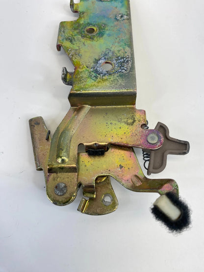 99-04 AUDI A6 QUATTRO REAR LIFTGATE PULL HANDLE LATCH MECHANISM LEVER 4B9827653