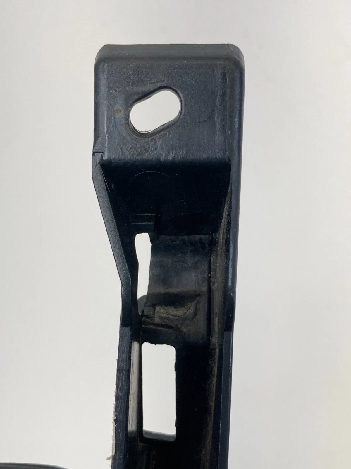 98-10 VOLKSWAGEN NEW BEETLE FRONT LEFT BUMPER RETAINER BRACKET OEM 1C0815681