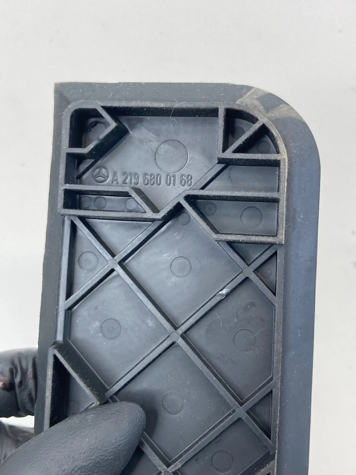 2006 MERCEDES BENZ CLS500 CENTER FRONT CONSOLE LINER RUBBER MAT A-219-680-01-68