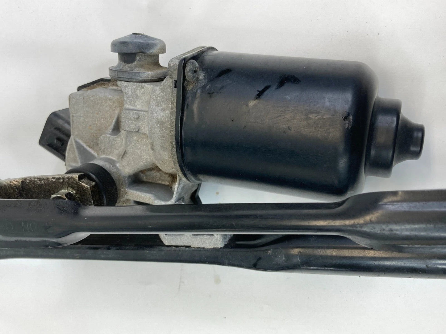 2010-2013 KIA FORTE SEDAN FRONT WIPER MOTOR & TRANSMISSION LINKAGE 981101M00 OEM