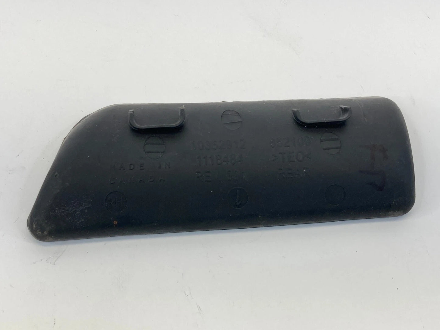 06-13 CHEVROLET IMPALA REAR RIGHT DOOR PANEL SCREW COVER CAP MAT TRIM 10352912