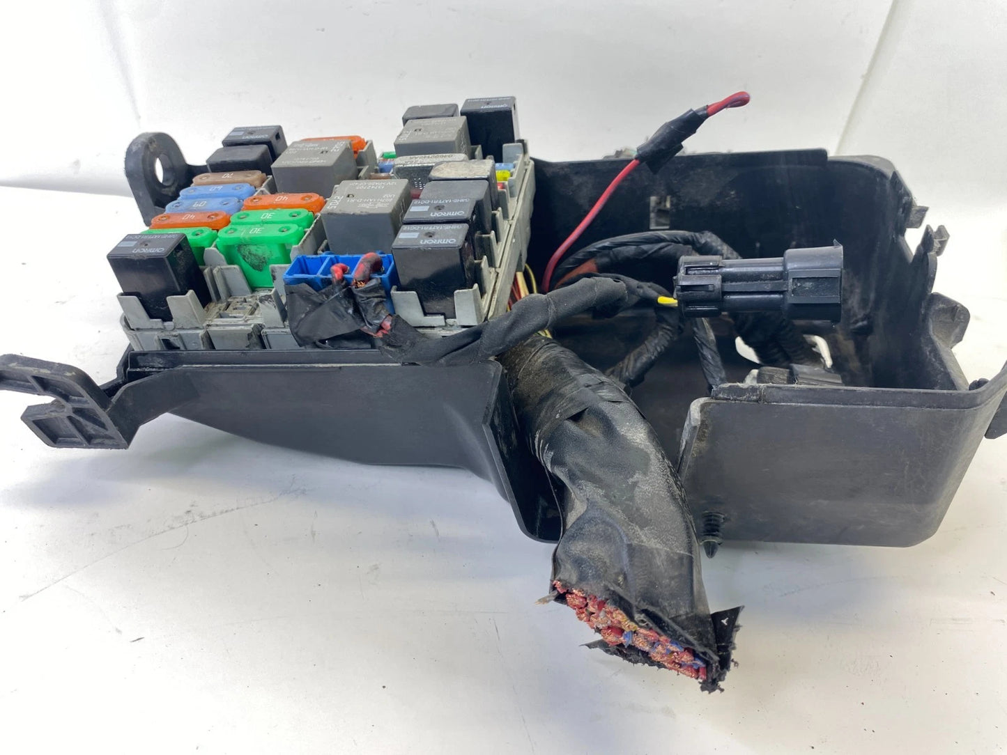 2013-2016 DODGE DART 2.4L ENGINE COMPARTMENT FUSE REALAY BOX W/ COVER OEM