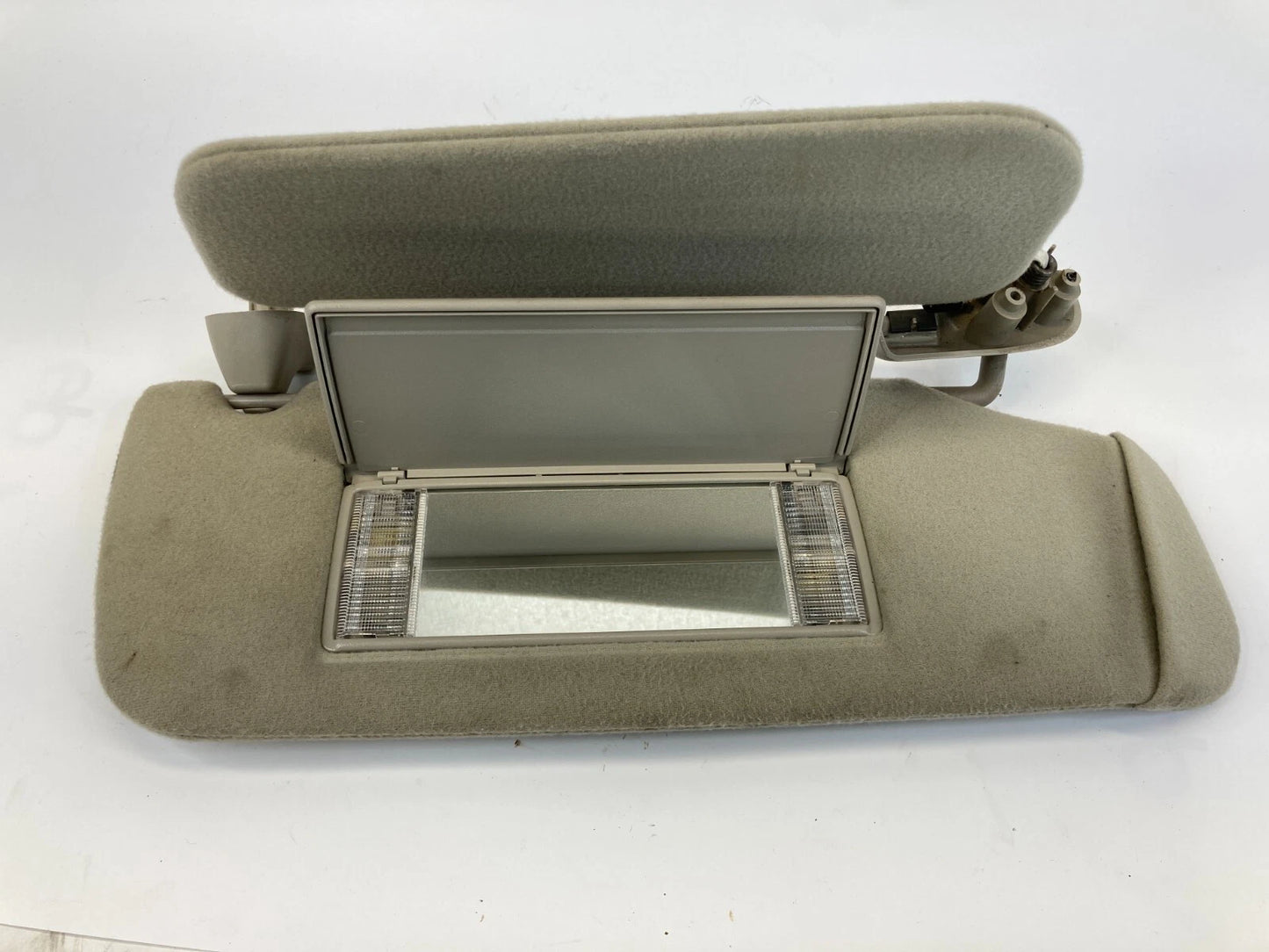 2003 2004 CHEVROLET TAHOE RIGHT PASSENGER SIDE SUNVISOR SUN VISOR SHADE W/ LIGHT