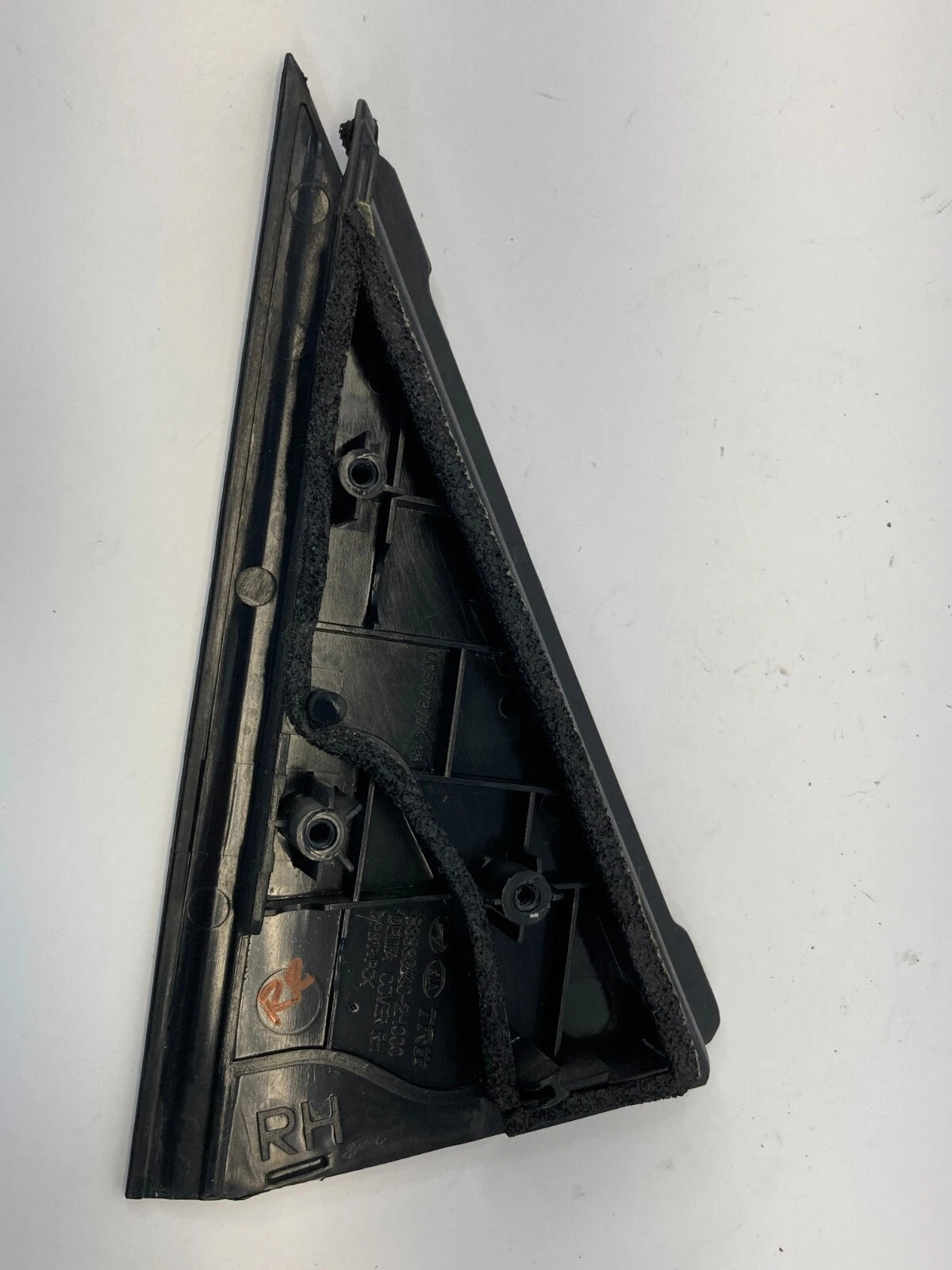 09 10 HYUNDAI ELANTRA REAR LEFT BACK DOOR INNER DELTA CORNER TRIM OEM 839102H001